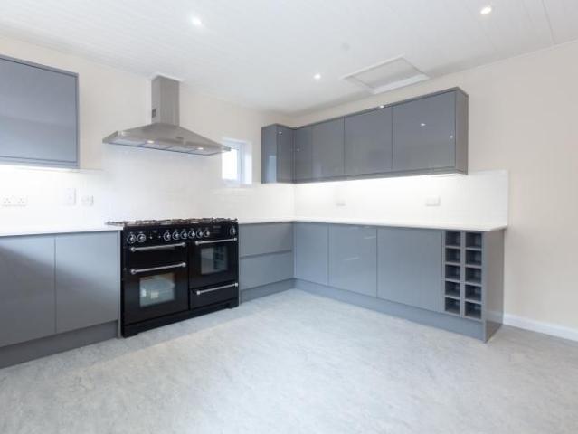 6 bedroom semi detached house to rent