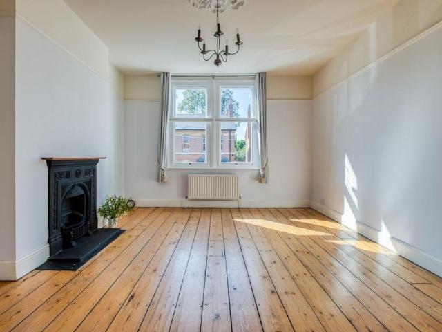 6 bedroom semi detached house to rent