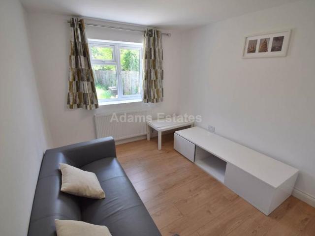 6 bedroom semi detached house to rent