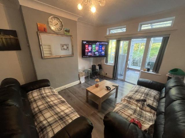 6 bedroom semi detached house to rent