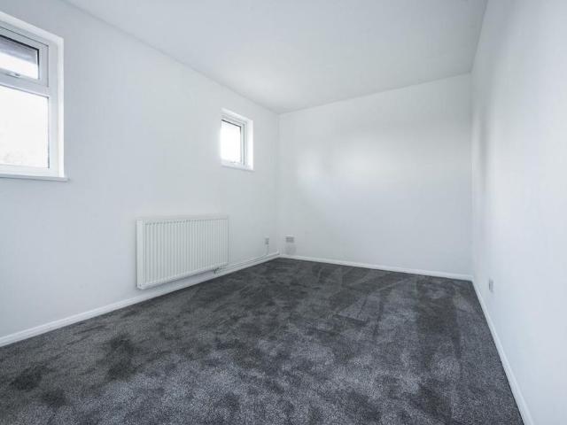 6 bedroom semi detached house to rent