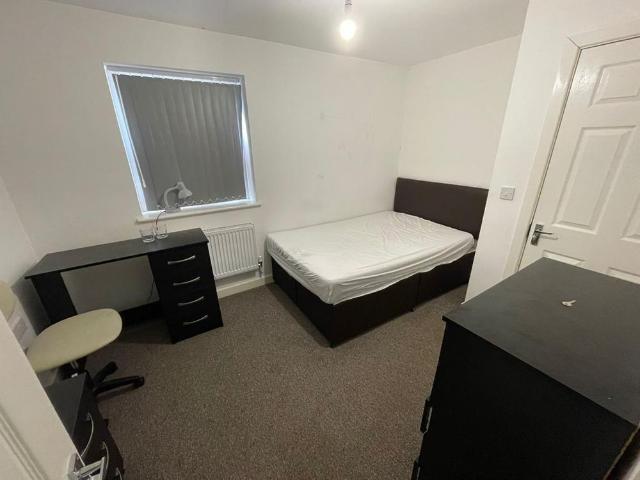 6 bedroom semi detached house to rent