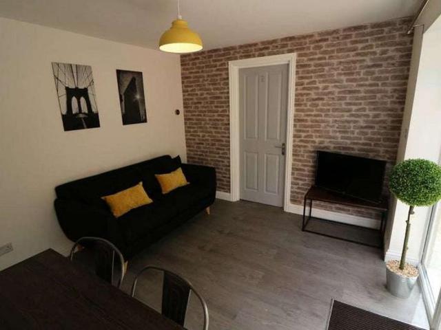 6 bedroom semi detached house to rent