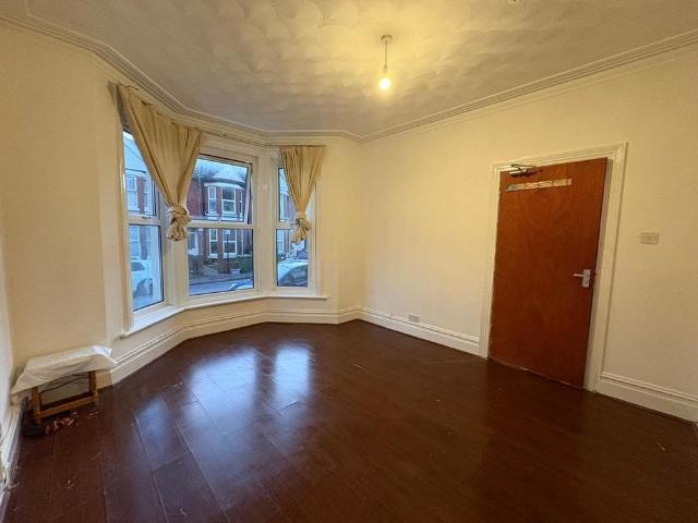 6 bedroom semi detached house to rent