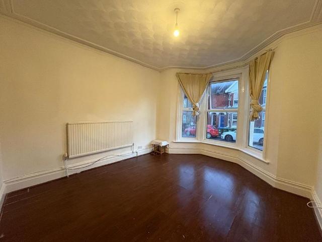 6 bedroom semi detached house to rent