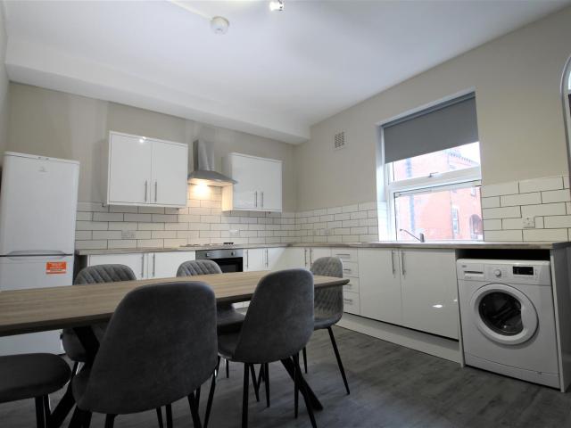 6 bedroom semi detached house to rent