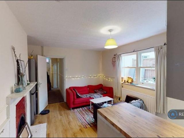 6 bedroom semi detached house to rent