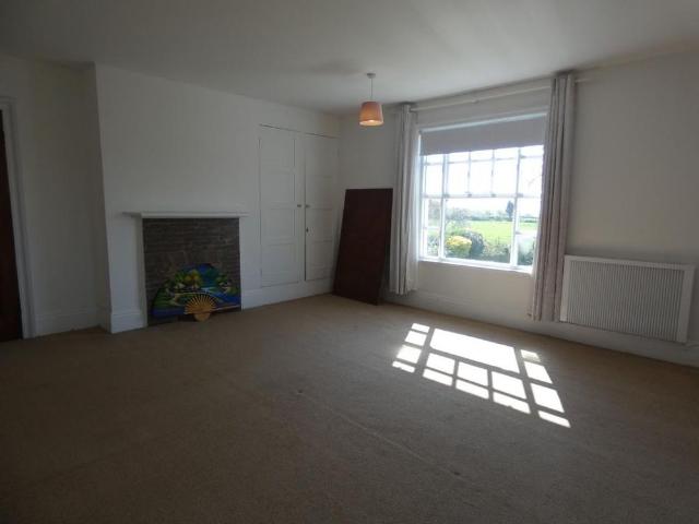 6 bedroom semi detached house to rent