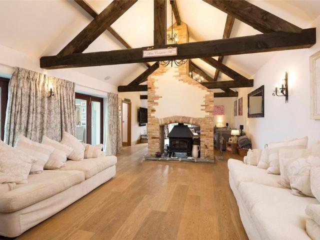 6 bedroom semi detached house to rent