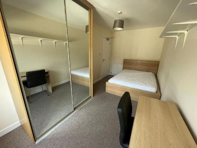 6 bedroom semi detached house to rent