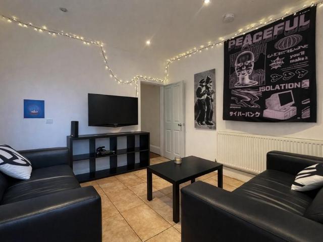 7 bedroom semi detached house to rent