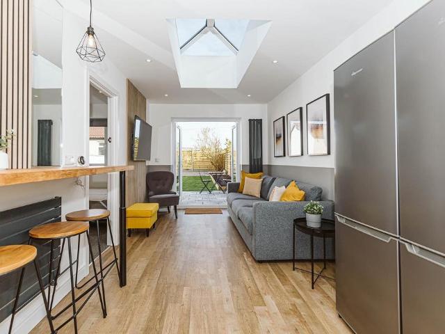 6 bedroom semi detached house to rent