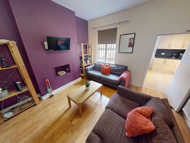 6 bedroom semi detached house to rent