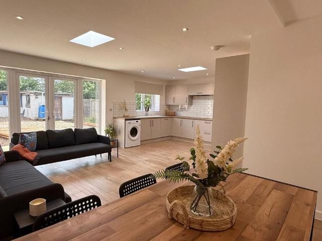 6 bedroom semi detached house to rent