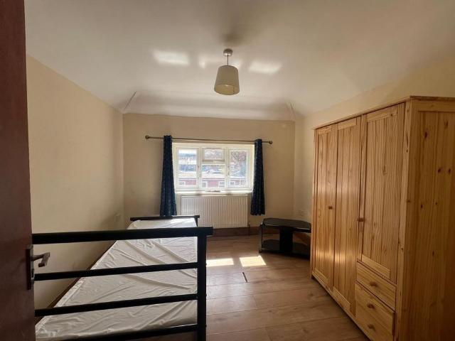 6 bedroom semi detached house to rent