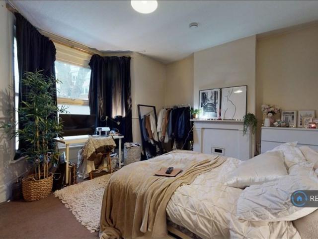 6 bedroom semi detached house to rent