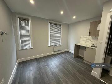 6 bedroom semi detached house to rent