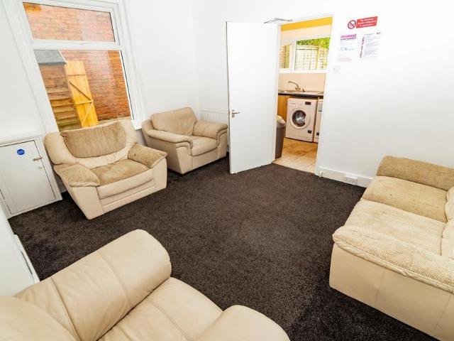 6 bedroom semi detached house to rent