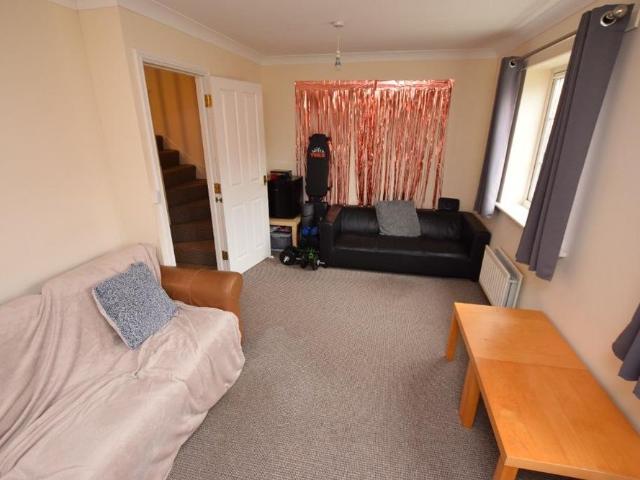 6 bedroom semi detached house to rent