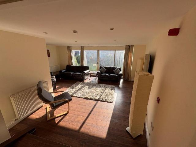 6 bedroom semi detached house to rent