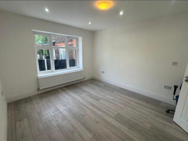 6 bedroom semi detached house to rent