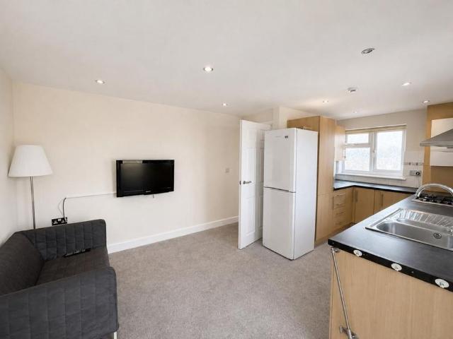 6 bedroom semi detached house to rent