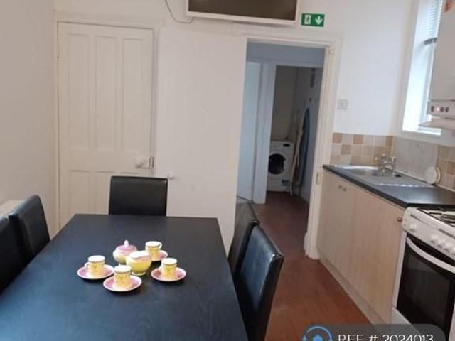 6 bedroom semi detached house to rent