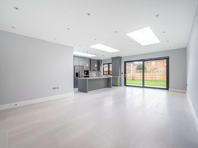 6 bedroom semi detached house to rent