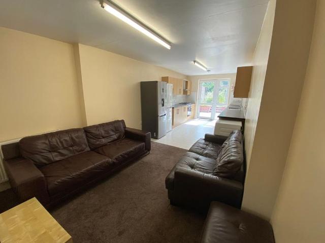 6 bedroom semi detached house to rent