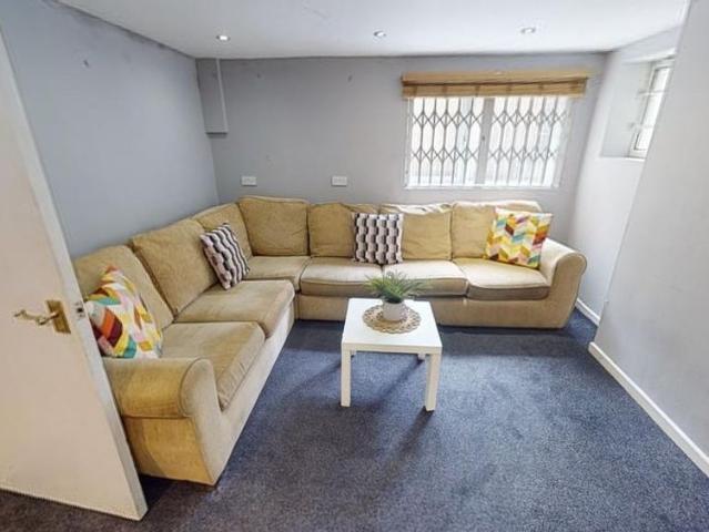 6 bedroom semi detached house to rent