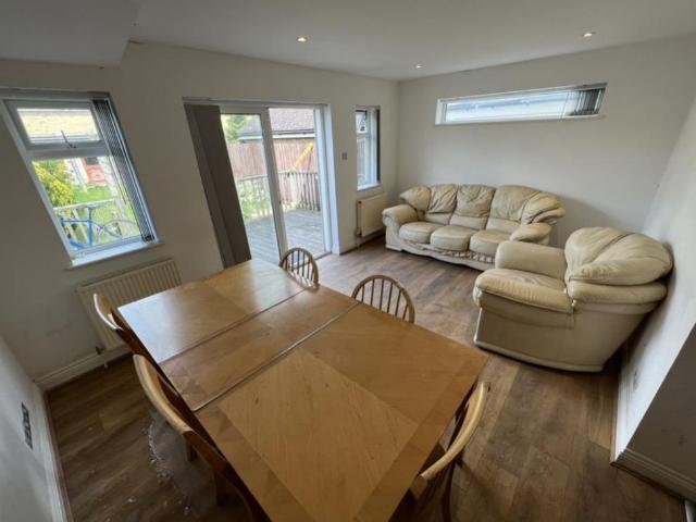 6 bedroom semi detached house to rent