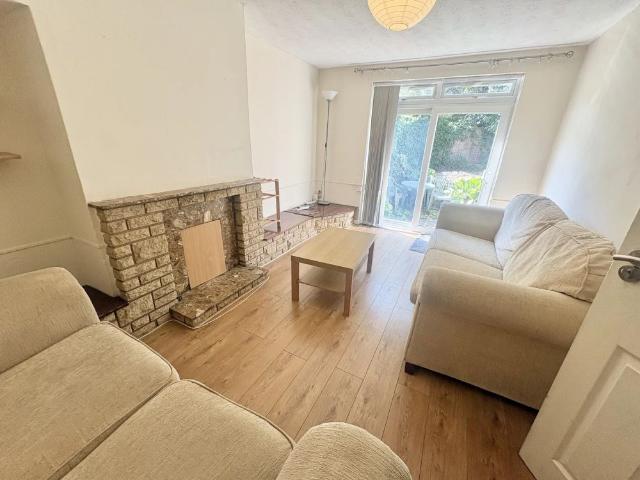 6 bedroom semi detached house to rent