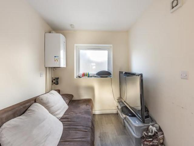 6 bedroom semi detached house to rent