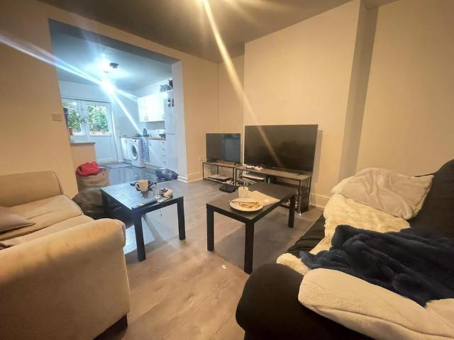 6 bedroom semi detached house to rent