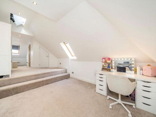 6 bedroom semi detached house to rent