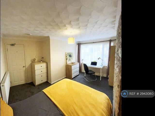 6 bedroom semi detached house to rent