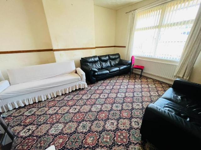 6 bedroom semi detached house to rent