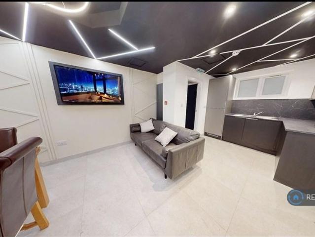6 bedroom semi detached house to rent