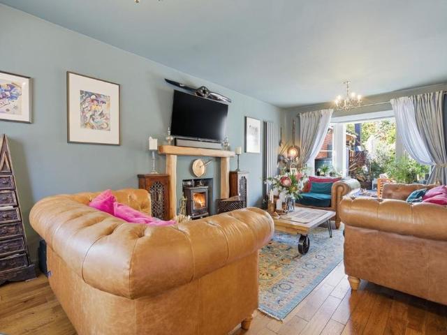 6 bedroom semi detached house to rent
