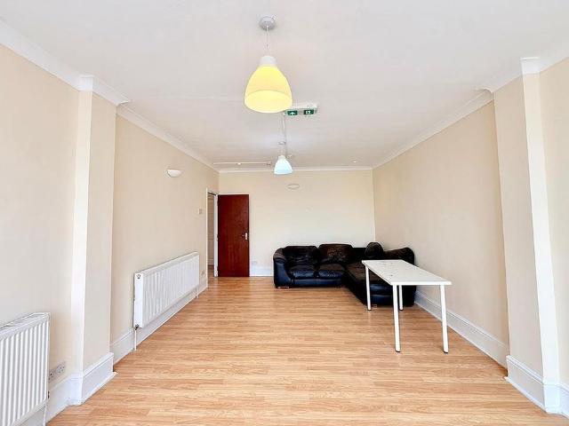 6 bedroom semi detached house to rent