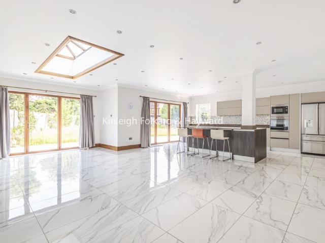 6 bedroom semi detached house to rent