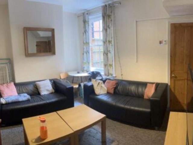 6 bedroom semi detached house to rent