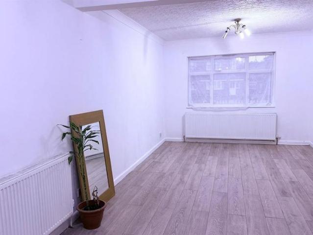 6 bedroom semi detached house to rent