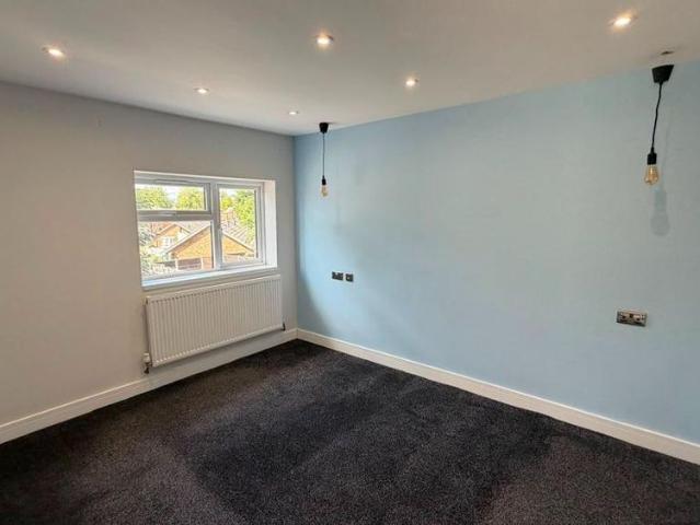 6 bedroom semi detached house to rent