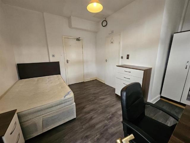 6 bedroom semi detached house to rent