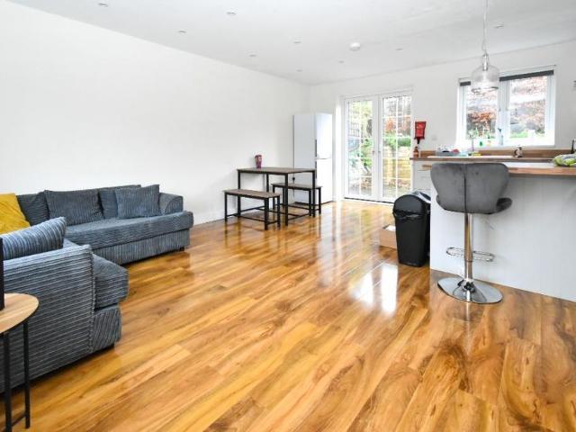 6 bedroom semi detached house to rent