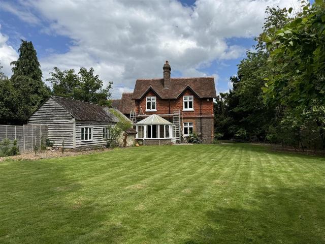 6 bedroom semi detached house to rent