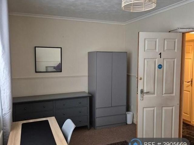 6 bedroom semi detached house to rent