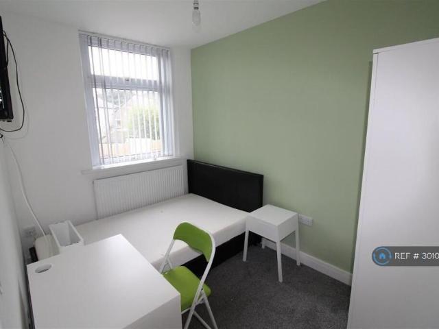 6 bedroom semi detached house to rent