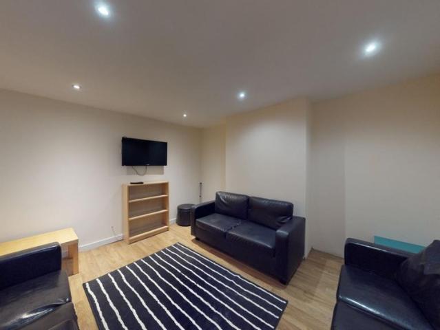 6 bedroom semi detached house to rent